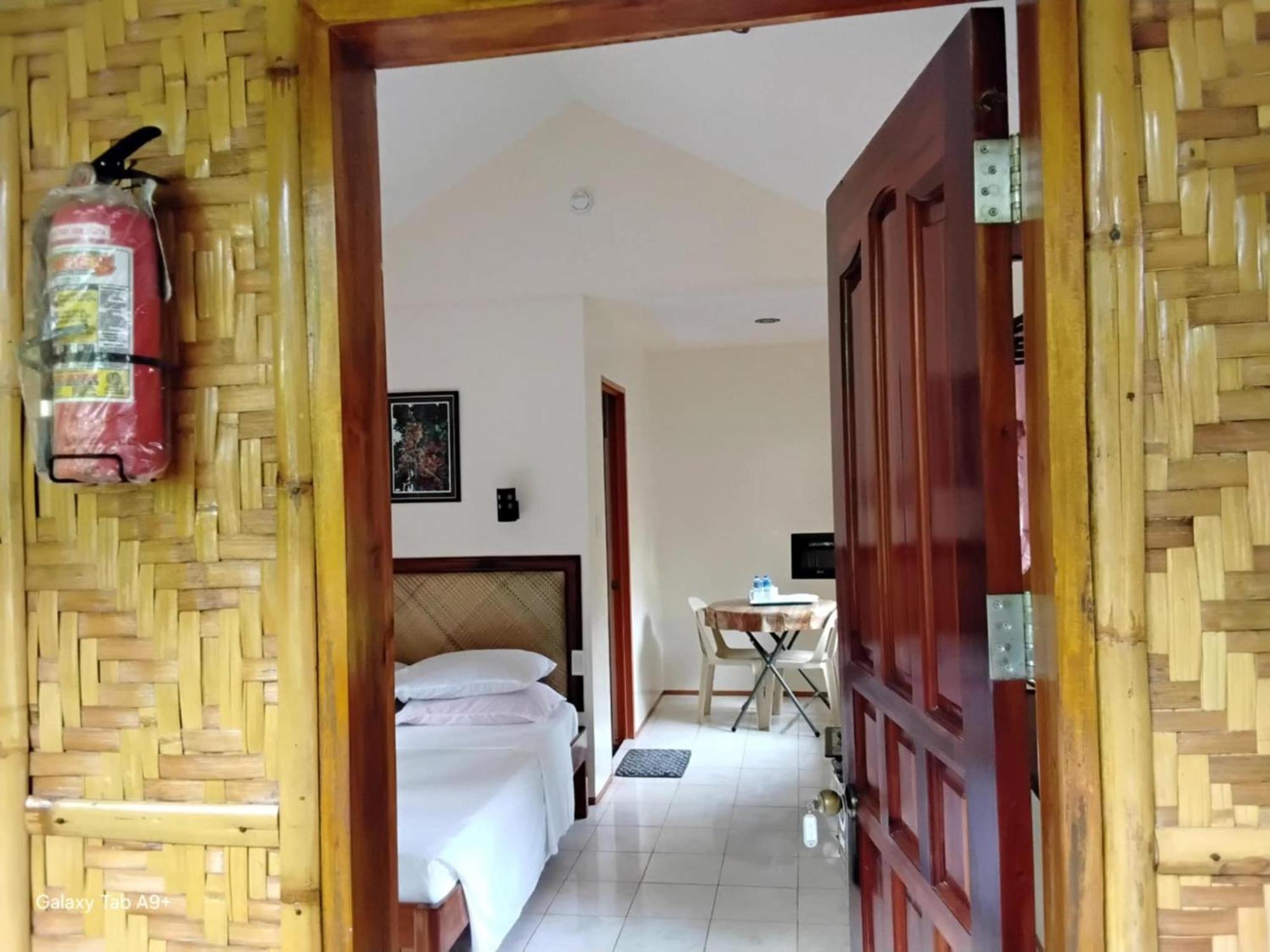 Camiguin Lanzones Resort Мамбахао Номер фото